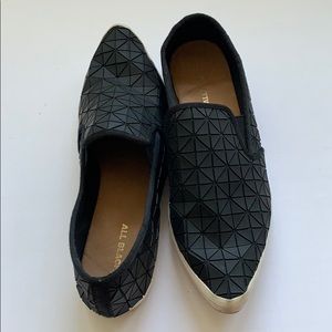 ALL BLACK textured slip on sneakers